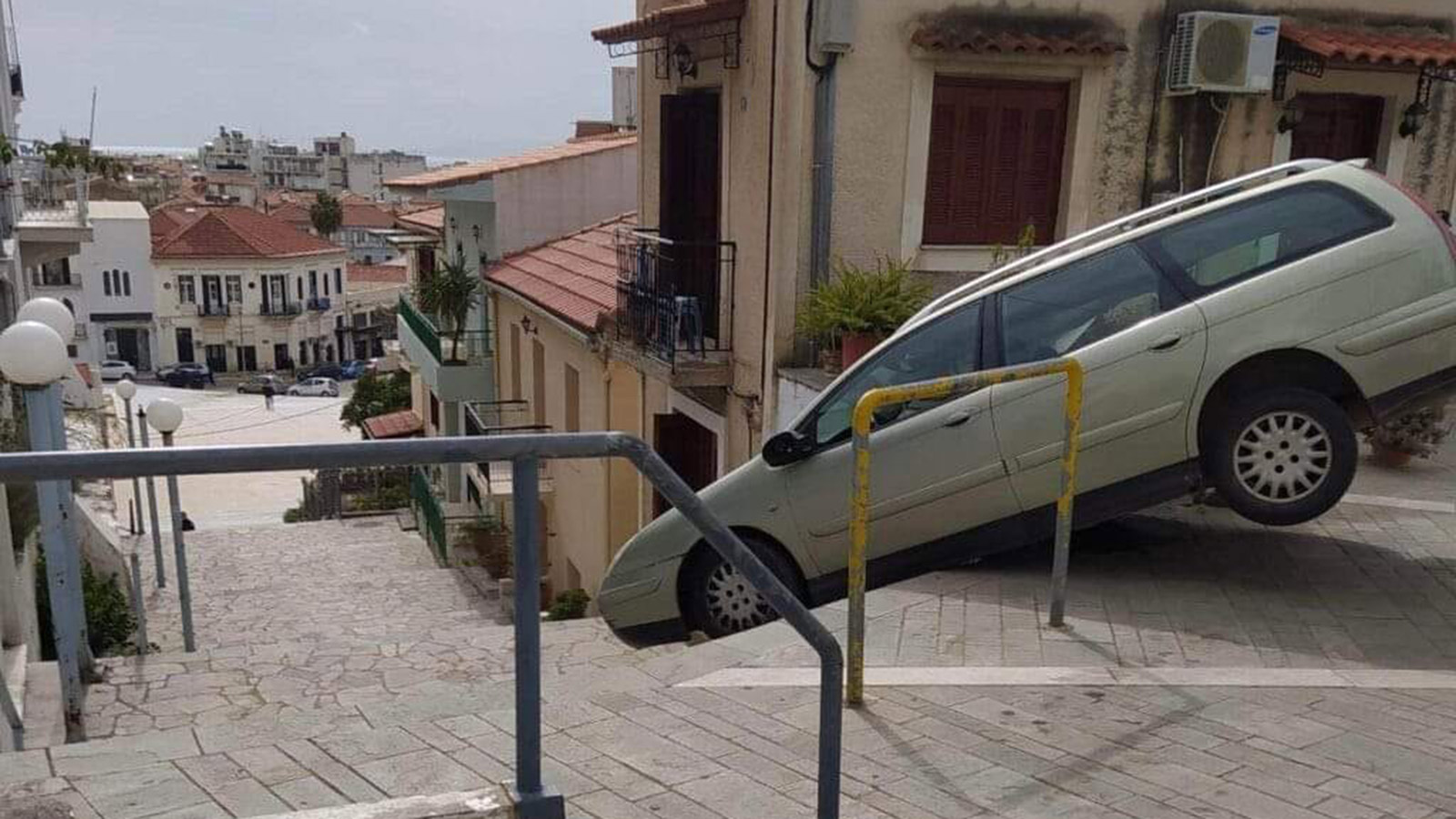 92χρονος στην Καλαμάτα οδήγησε το αμάξι του σε σκαλοπάτια!